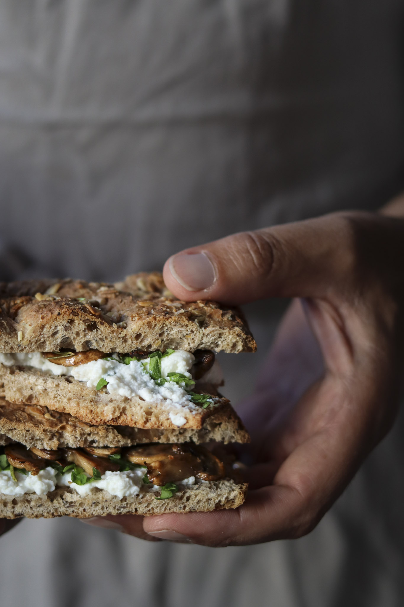 focaccia ai cereali, funghi  e caprino